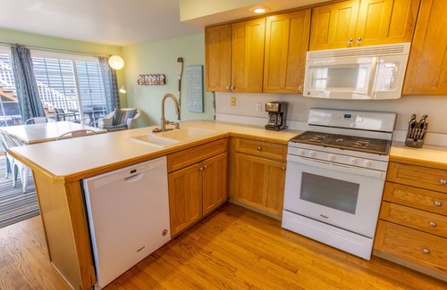 Michigan City Cabaña | Pasos hacia el lago Michigan con una decoración actualizada y servicios del resort