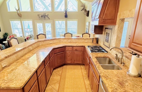 Sweeny Casa | Great for Big Groups & Families! Waterfront, Boathouse, Pool Table, Dog-Friendly