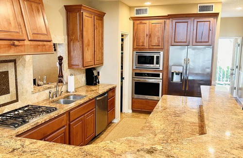 Sweeny Casa | Great for Big Groups & Families! Waterfront, Boathouse, Pool Table, Dog-Friendly