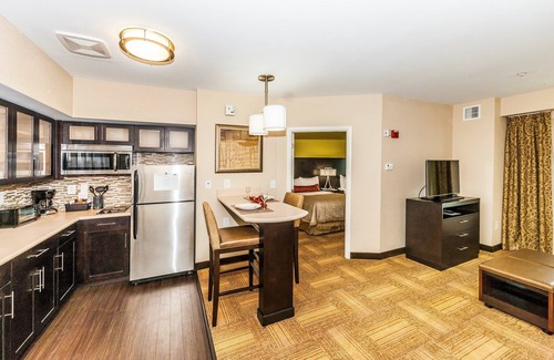 Farragut Condominio | Great for Business Travelers! Free Breakfast + 24h Business Center