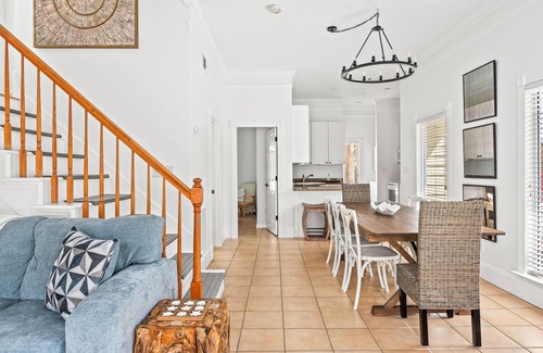 Treetop Casa | Great for large families/5 br house close to tram/walkable to Rosemary & Alys!