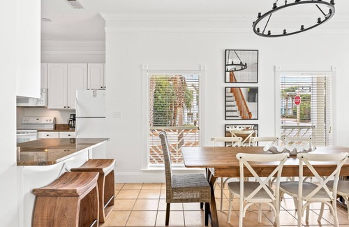 Treetop Casa | Great for large families/5 br house close to tram/walkable to Rosemary & Alys!
