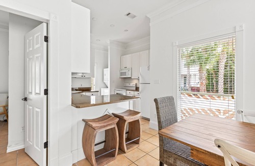 Treetop Casa | Great for large families/5 br house close to tram/walkable to Rosemary & Alys!