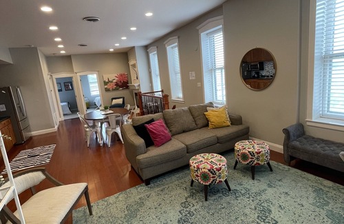 Lafayette Square Condominio | GREAT FOR LARGE GROUPS 5 Bd Condo Close to Downtown Lafayette Square