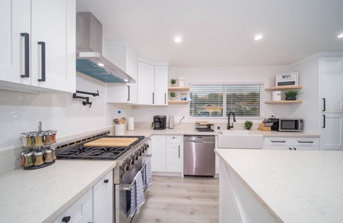 Canyon Country Casa | Great getaway close to Castaic Lake, Six Flags.