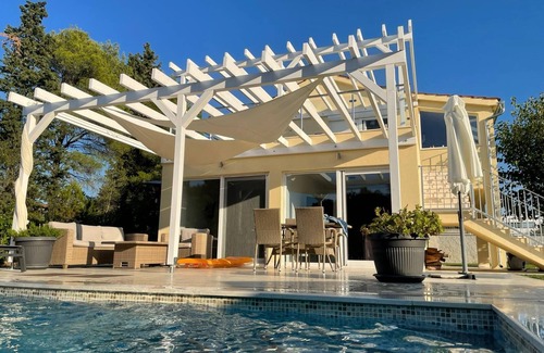 Bilice Casa | Great holiday home with 2 units and priv. Pool- 250m to the water