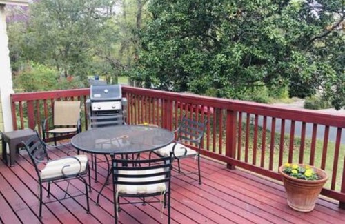 Tarrytown Casa | Great house in Tarrytown on a quiet street