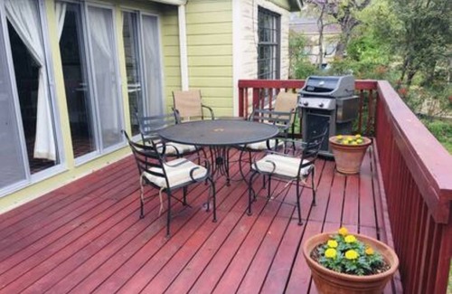 Tarrytown Casa | Great house in Tarrytown on a quiet street