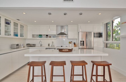 Key Biscayne Condominio | Great Key Biscayne family sized ocean front condo 3/3 with large pvt terrace.