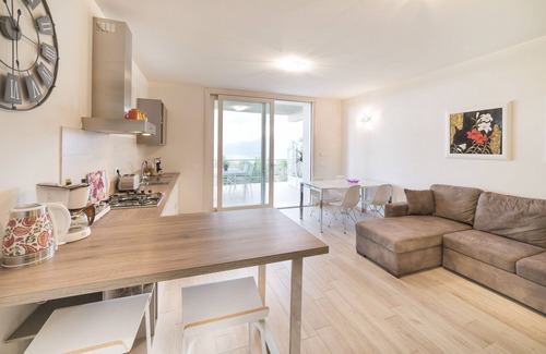 Albisano Apartamento | GRAN VISTA AL LAGO - JARDÍN PRIVADO - JACUZZI