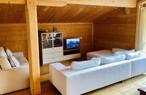 Lech am Arlberg Casa | Great large apartment right on the ski slope