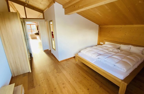 Lech am Arlberg Casa | Great large apartment right on the ski slope