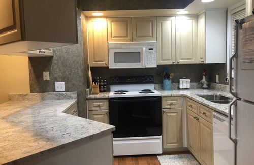 Cherry Grove Beach Condominio | Gran Loc. 2BR 2Bath Condo del segundo piso Área silenciosa de NMyrtle. 3 minutos a pie del océano.