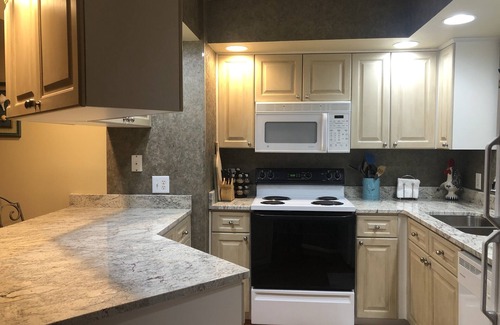 Cherry Grove Beach Condominio | Gran Loc. 2BR 2Bath Condo del segundo piso Área silenciosa de NMyrtle. 3 minutos a pie del océano.