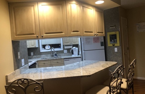 Cherry Grove Beach Condominio | Gran Loc. 2BR 2Bath Condo del segundo piso Área silenciosa de NMyrtle. 3 minutos a pie del océano.