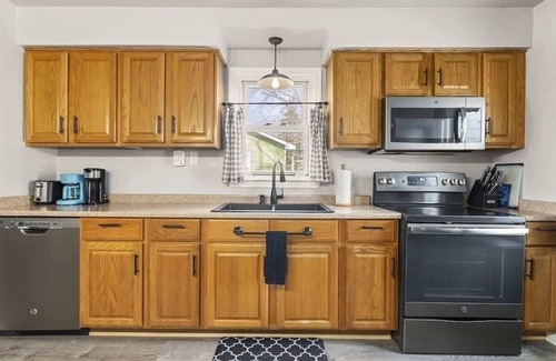 Warren Casa | Great Location! Cozy Home with Huge Backyard