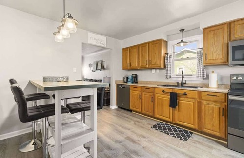 Warren Casa | Great Location! Cozy Home with Huge Backyard