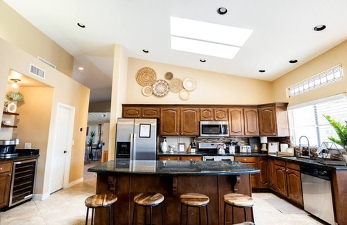 Paradise Park Vista Casa | Great Location, Heated Pool, Billiard Room & more