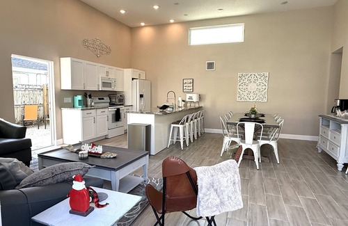 Clearwater Beach Casa | Great location/Home with Cottage/Pool