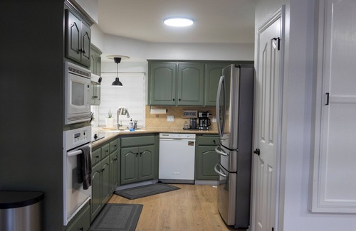 Raisin Casa | Great location in Fresno and twin xl bunk beds!
