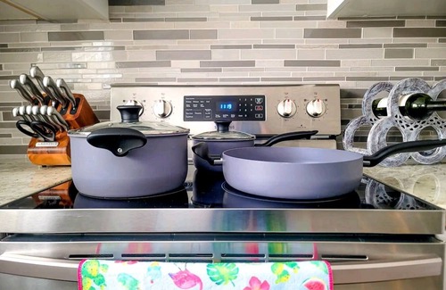 Southside Casa | Great location/ King bed/fast wifi/65'' tv/Disney+