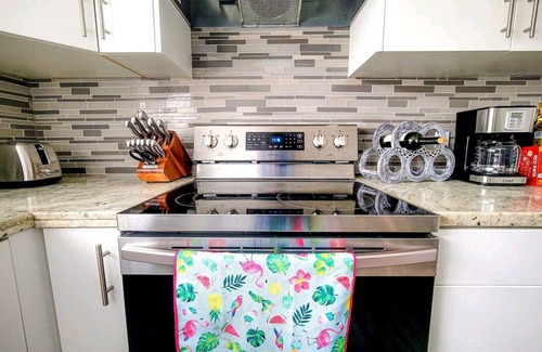 Southside Casa | Great location/ King bed/fast wifi/65'' tv/Disney+