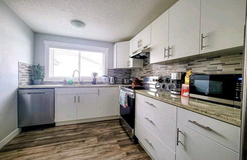 Southside Casa | Great location/ King bed/fast wifi/65'' tv/Disney+