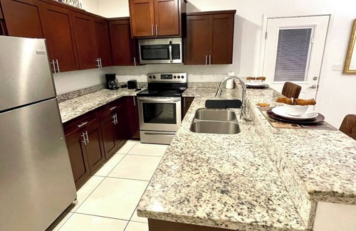 McAllen Apartamento | Great location near airport, shopping center, hospitals, expressway, comfort.