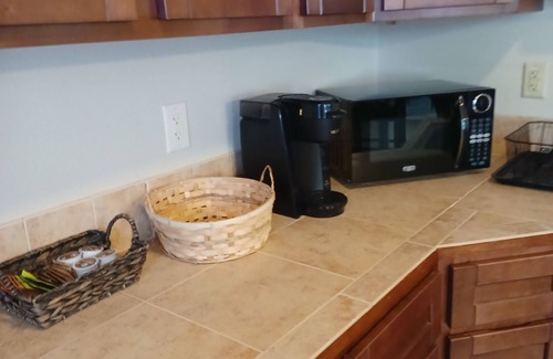 Shelter Cove Apartamento | Great location on a 9 hole, golf course, short walk to the ocean.