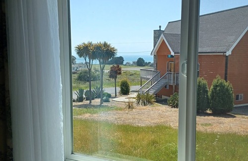 Shelter Cove Apartamento | Great location on a 9 hole, golf course, short walk to the ocean.