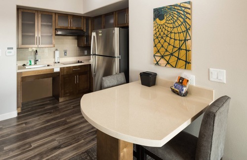 Lake Jackson Condominio | Great Location! Outdoor Pool. Free Breakfast. Gym.