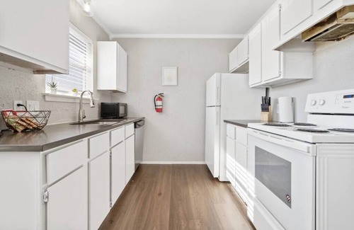 Central Arlington Apartamento | Great Location! Walk to AT&T stadium. Spacious with luxe beds