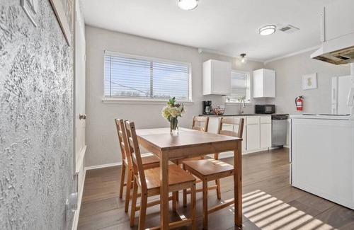 Central Arlington Apartamento | Great Location! Walk to AT&T stadium. Spacious with luxe beds