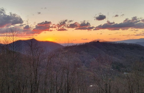 Hayesville Cabina | Great Mountain Views! Hiking, Rafting, Horseback Riding, Golf, Boating & more!!