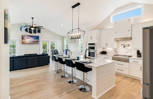 Yaupon Beach Casa | Great Ocean Views - Saltwater Pool - Elevator - 40A EV Charger - Mins to Beach, Shops and food