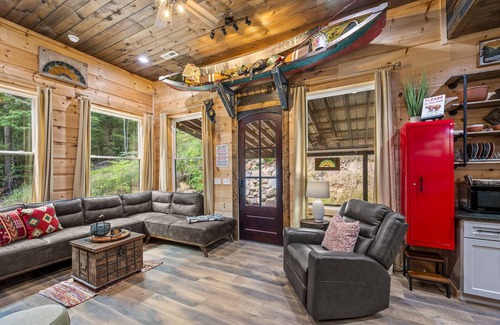 Gatlinburg - Pigeon Forge Cabina | Great prices! Cozy new cabin 5 miles to Pigeon Forge Parkway! Dollywood 7 miles