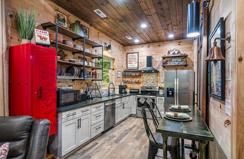 Gatlinburg - Pigeon Forge Cabina | Great prices! Cozy new cabin 5 miles to Pigeon Forge Parkway! Dollywood 7 miles