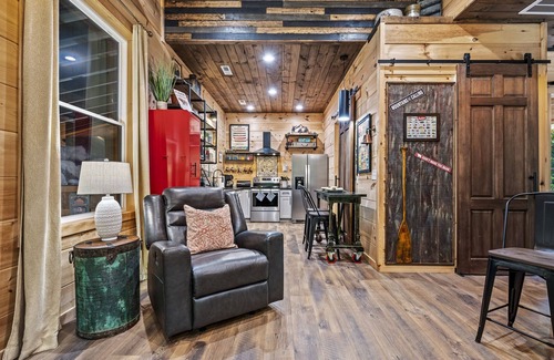 Gatlinburg - Pigeon Forge Cabina | Great prices! Cozy new cabin 5 miles to Pigeon Forge Parkway! Dollywood 7 miles