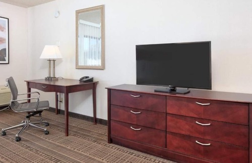 Santa Maria Casa | Great Relaxing Overnight Stay! 2 Great Units! Near Santa Maria Civic Theatre!