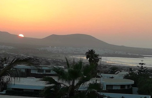 Urbanizacion Famara Villa | Villa moderna y espaciosa en Famara con piscina privada y excelentes vistas al mar.
