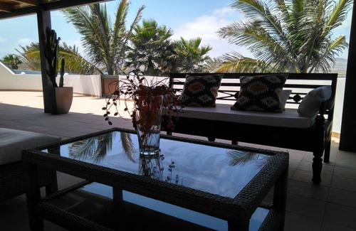 Urbanizacion Famara Villa | Villa moderna y espaciosa en Famara con piscina privada y excelentes vistas al mar.