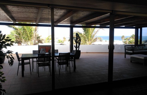 Urbanizacion Famara Villa | Villa moderna y espaciosa en Famara con piscina privada y excelentes vistas al mar.