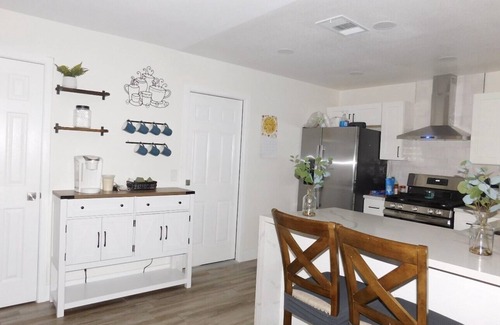 Sunrise Manor Casa | Great Specials Now! Pri POOL! 3 Bedroom, Sleeps 7, Great Location!
