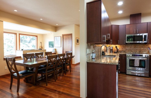 Hood River Casa | Great spot for a group gathering, 4 bed/3 bath, sleeps 8, hot tub