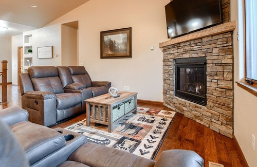Spearfish Cabina | Great TwinHome w/ Full Game Room Large Open Kitchen & Close to Spearfish Park