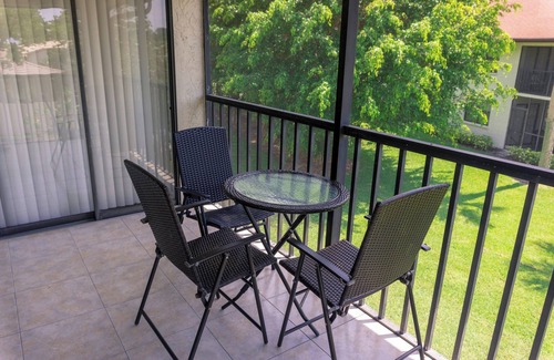 Trailer Estates Apartamento | ¡Nuevo listado! Fantástico apartamento 2BR / 2BA, balcón, tenis, cerca de las atracciones