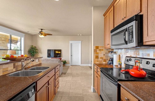 Jonestown Condominio | Awesome Villa 2 BD / 2 Bath, Lake View, Hollows Resort 3 Pools, Beach Club, Lakefront Access, Marina