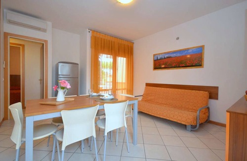 Bibione Apartamento | Gran pueblo renovado con piscina.