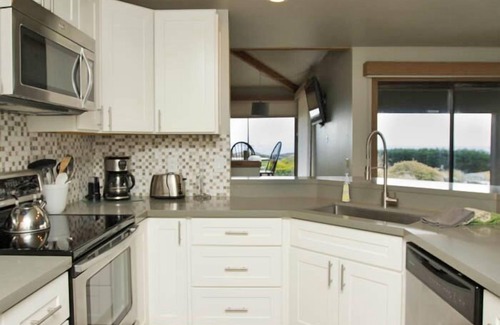 Bodega Bay Casa | Grebe - Big 5 bedroom on the 8th fairway, great views.