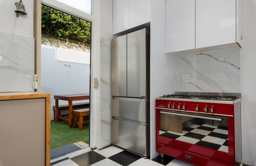 Green Point Apartamento | Grecian Haven In Greenpoint | Pool and Braai